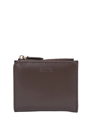 Kompaktowy ciemnobrązowy skórzany portfel z złotym zamkiem błyskawicznym, tłoczonym logo "estro" i obszytymi krawędziami, pokazany na białym tle.
