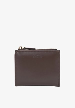 Kompaktowy ciemnobrązowy skórzany portfel z złotym zamkiem błyskawicznym, tłoczonym logo "estro" i obszytymi krawędziami, pokazany na białym tle.