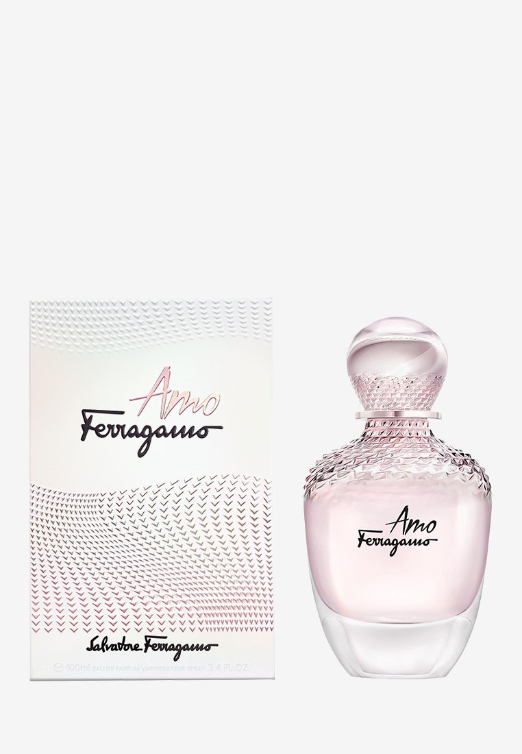 Salvatore Ferragamo Amo-parfyme med teksturert klar glassflaske og matchende eske med rosa og svart logo på hvit bakgrunn.