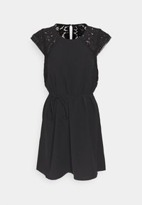 Schwarzes Kleid mit Spitzen-Kappenärmeln, einer taillierten Taille mit Bindeband und einem fließenden Rock. Geschmeidige Textur mit rundem Ausschnitt und zarten Akzenten.