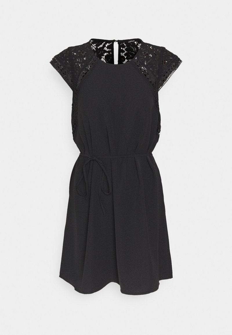 Schwarzes Kleid mit Spitzen-Kappenärmeln, einer taillierten Taille mit Bindeband und einem fließenden Rock. Geschmeidige Textur mit rundem Ausschnitt und zarten Akzenten.
