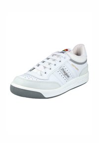 Zapatillas blancas con parte superior de cuero, sutiles acentos grises, detalles perforados y suela de goma con un patrón de tracción texturizado.