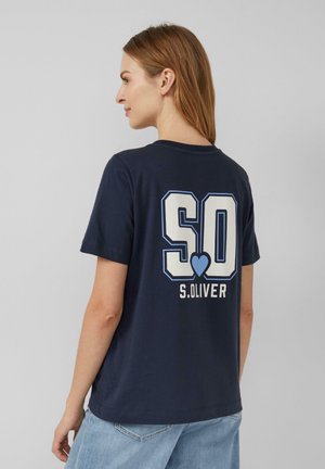 T-shirt en coton bleu marine avec un grand graphique blanc "SO" et un cœur bleu, ainsi que le texte "S.OLIVER" au dos. Manches courtes, col rond.