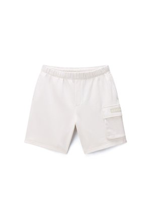 Hvide shorts med elastisk talje og en sidelomme med klap samt et diskret mærke på en ensfarvet baggrund.