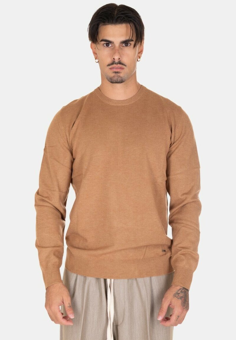 Maglione marrone lavorato a maglia con maniche lunghe, scollo rotondo, polsini e orlo a coste, con un sottile accento di logo vicino alla vita.