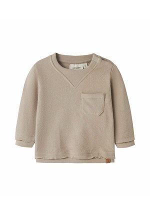 Beige langärmeliges Baby-Pullover mit Rundhalsausschnitt, kleinem Brusttasche, gerippten Bündchen und einem Stoffetikett am Saum.
