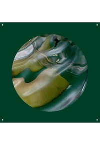 Vihreä pyöreä abstrakti taideteos, jossa on sulavia, aaltoilevia viivoja vihreän, beigen ja valkoisen sävyissä tummanvihreällä taustalla.