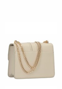 Borsa a mano in pelle beige con una forma strutturata, caratterizzata da un frontale trapuntato, una tracolla in catena dorata e una chiusura a pattina per una serratura sicura.