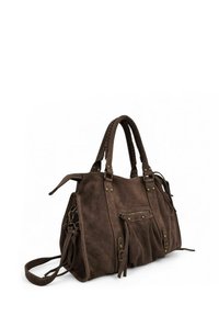 Sac à main en suède marron avec double anses supérieures, poche zippée à l'avant, sangles décoratives et longue bandoulière réglable sur fond blanc.