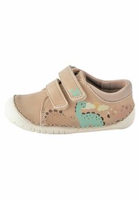 Chaussure Velcro tan avec imprimé dinosaure, en matériau suédé doux, avec une semelle en caoutchouc blanc et des accents contrastants en vert clair et marron.
