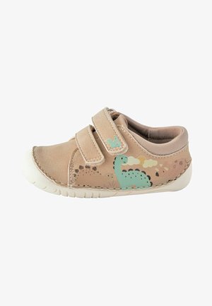Scarpa Velcro marrone con stampa di dinosauri, realizzata in morbido suede, con suola in gomma bianca e accenti in verde chiaro e marrone a contrasto.