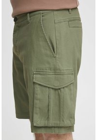 Oliven grøn cargo shorts lavet af blødt stof, med sidelommer og knaplukning, i lige snit med en ren finish.