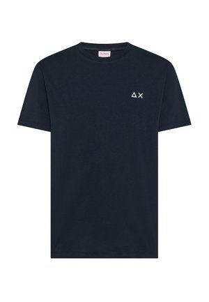 Zwart T-shirt met korte mouwen en ronde hals, met een klein wit driehoekje en een "X"-symbool op de linkerborst en een Sun68-label aan de binnenkant van de kraag.