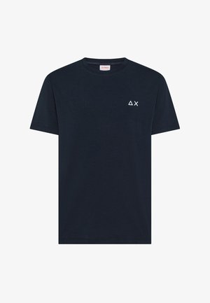Zwart T-shirt met korte mouwen en ronde hals, met een klein wit driehoekje en een "X"-symbool op de linkerborst en een Sun68-label aan de binnenkant van de kraag.
