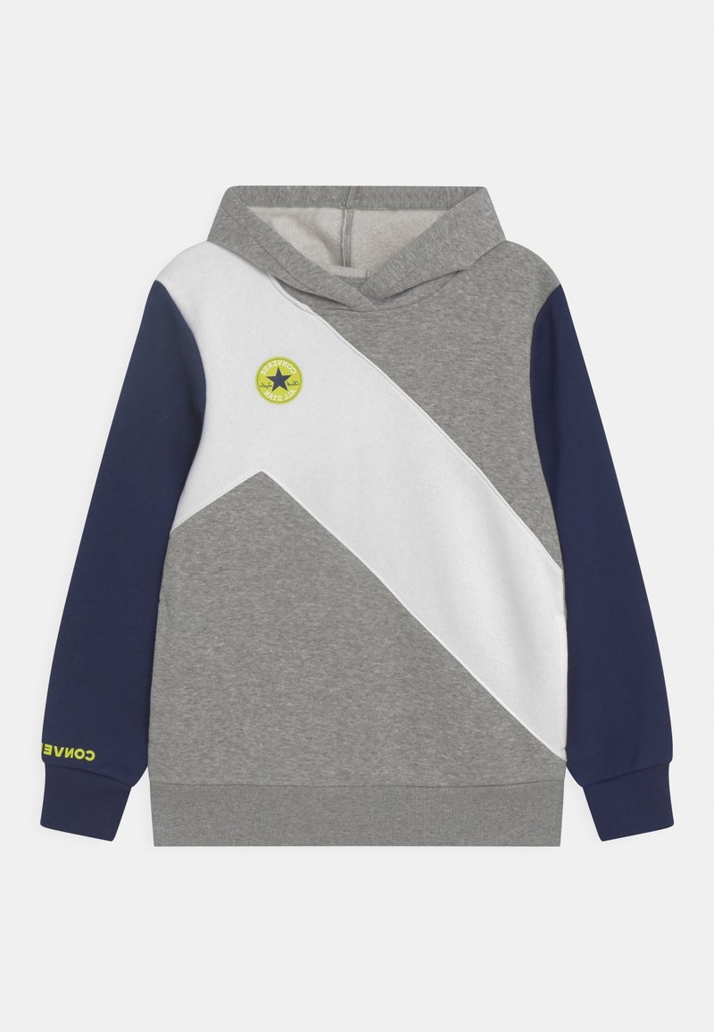 Sweat à capuche avec un panneau diagonal gris et blanc, manches bleu marine, logo étoile vert néon sur la poitrine, et le texte "Converse" sur le poignet de la manche gauche.