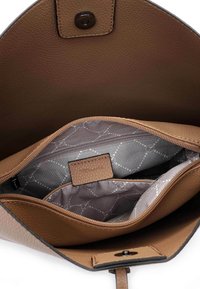 Brązowa teksturowana skórzana torba z zamkiem wewnętrznym. Posiada gładką szarą podszewkę z wzorem oraz przegródki do organizacji.