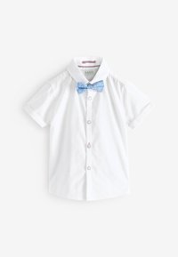 Bijela košulja kratkih rukava s gumbima i šiljastim ovratnikom te plavom leptir-mašnom s geometrijskim uzorkom na jednobojnoj pozadini.