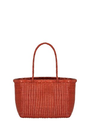 Cesto rettangolare intrecciato di colore marrone rossiccio con un unico manico arrotondato che si estende dal bordo, su sfondo bianco.