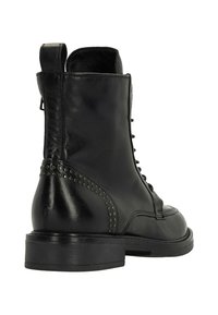 Zwart leren enkelboot met een gladde afwerking, voorzien van decoratieve studs, vetersluiting aan de voorkant en een lage, stevige hak. Inclusief treklus aan de achterkant.