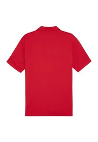 Tricou polo roșu dintr-un material texturat. Are guler clasic și mâneci scurte. Design simplu, fără modele sau accente.