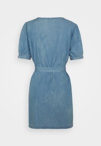Vestido de ganga, azul claro, com mangas curtas volumosas, cintura cingida, até ao joelho, com textura suave, design simples, ligeira pregueado nas bainhas das mangas.