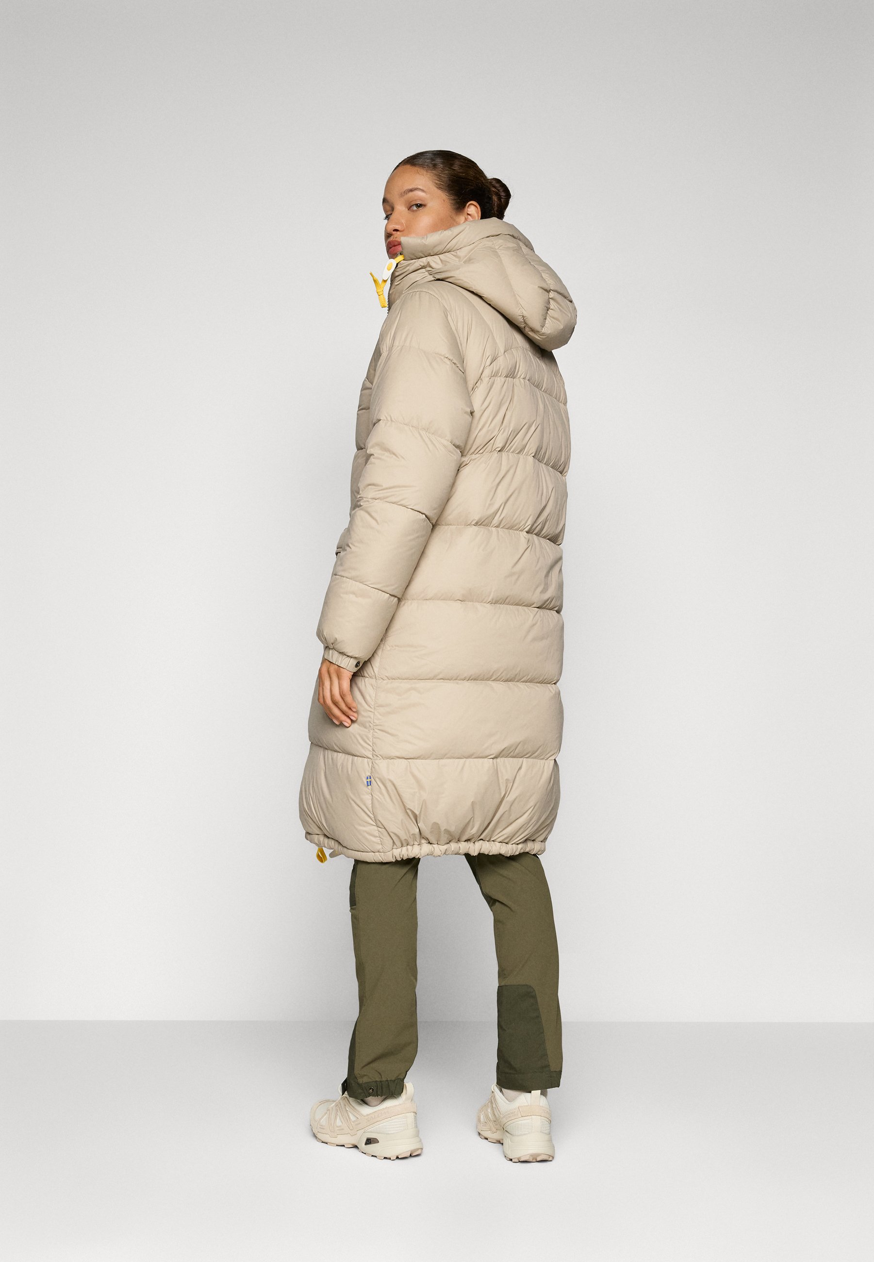 Fjällräven EXPEDITION LONG DOWN PARKA W - Down coat - fossil/beige