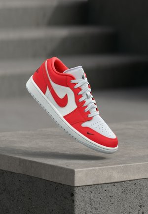 Jordan AIR JORDAN 1 SE - Sportcipő - chile red/black/summit white/pure platinum-coloured