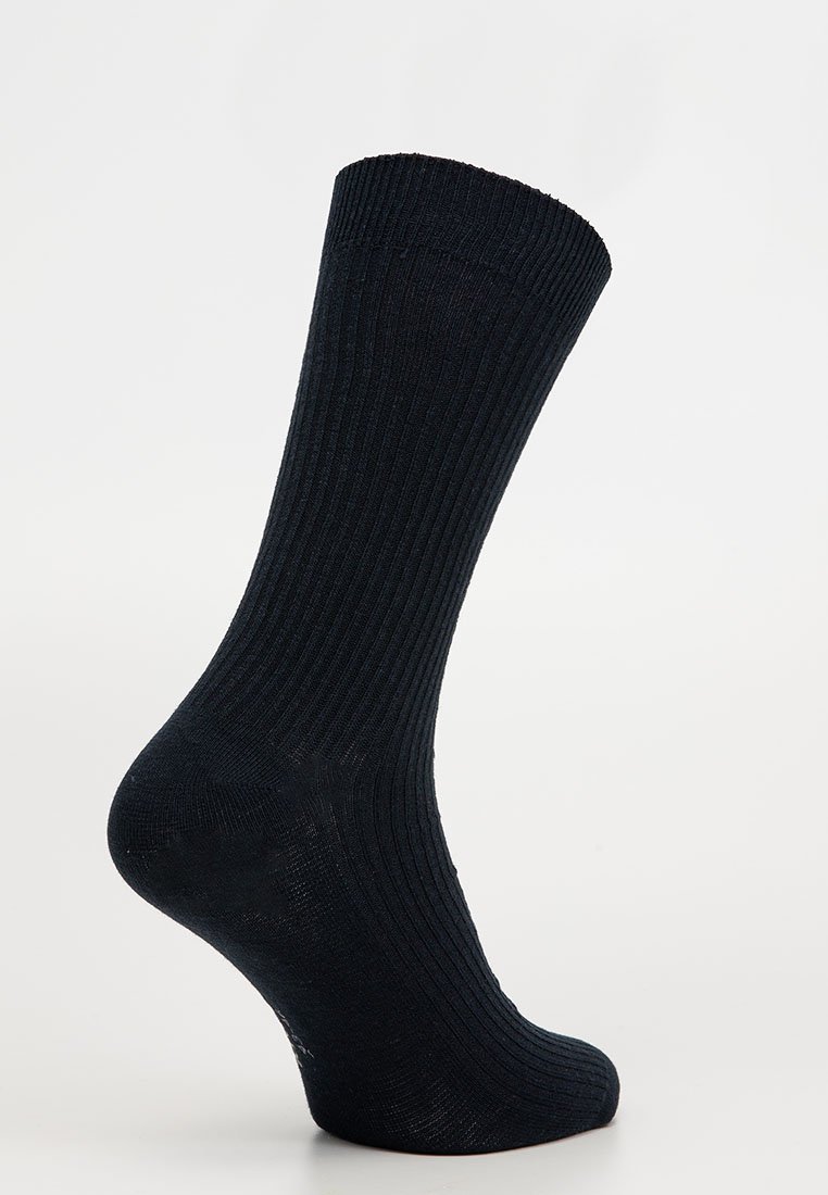Donkerblauwe geribbelde sokken van zachte stof, met een klassieke crew lengte en een versterkte hiel, met een gladde, textuur zegel.