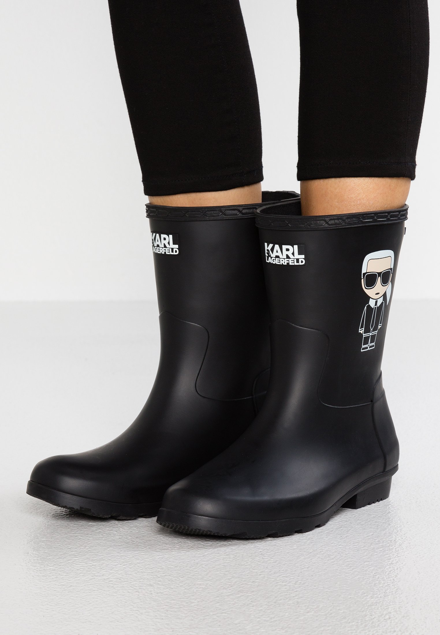 Kalosh Ikonik Gummistiefel Mit Mittelhohem Schaft | Karl Lagerfeld  Kollektionen|Von Karl Lagerfeld | Karl.Com