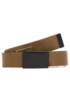 Ceinture en tissu marron avec une boucle métallique rectangulaire noire, partiellement enroulée et posée à plat sur un fond blanc.