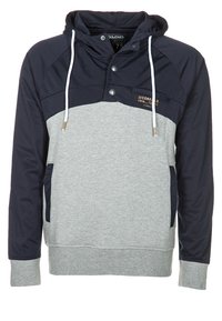 Bluza z kapturem w kolorach szarym i granatowym, z zapięciem na guziki, sznurkami, dwoma przednimi kieszeniami i ściągaczami na mankietach. Mieszanka tkanin o gładkiej strukturze.