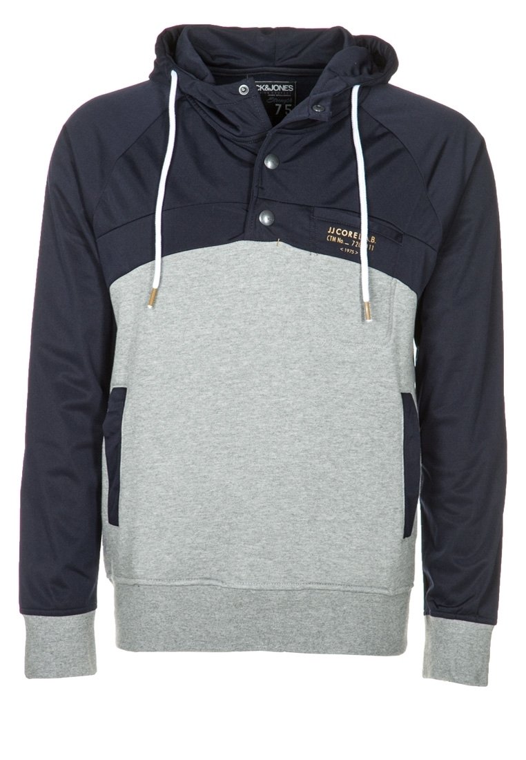Bluza z kapturem w kolorach szarym i granatowym, z zapięciem na guziki, sznurkami, dwoma przednimi kieszeniami i ściągaczami na mankietach. Mieszanka tkanin o gładkiej strukturze.