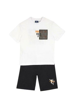 Weißes T-Shirt mit kurzen Ärmeln und dem grafischen Text "YOU ARE ON FIRE WOW" in Schwarz und Orange, kombiniert mit schwarzen Shorts mit weißem Grafikakzent.