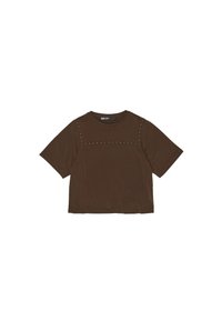 Camiseta marrón de manga corta con cuello redondo, que presenta una fila horizontal de tachuelas metálicas a lo largo de la parte superior del pecho. Textura de tela suave.