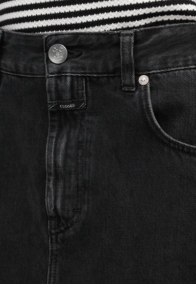 Μαύρο τζιν από denim με υφασμένο φινίρισμα, διαθέτει ασημένιο μεταλλικό κουμπί, ετικέτα της μάρκας "CLOSED" και κλασικό σχεδιασμό με πέντε τσέπες.