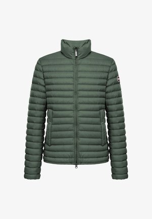 Chaqueta acolchada verde con cuello alto, cremallera frontal, dos bolsillos delanteros y un parche circular con logo en la manga izquierda.