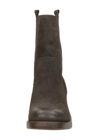 Bruine suede enkelboots met een ronde neus, zonder veters, en zijlussen voor gemakkelijk aan- en uittrekken. Platte zool en glad leren details rond de randen.