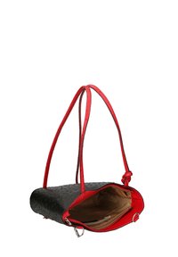 Borsa a tracolla nera in pelle con dettagli e cinturini rossi, caratterizzata da una superficie testurizzata e un'apertura superiore che rivela un interno chiaro.