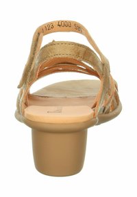 Beżowe sandały na paski z gładkiej skóry i niskim, solidnym obcasem. Posiadają subtelne pomarańczowe przeszycia i wyściełaną wkładkę.