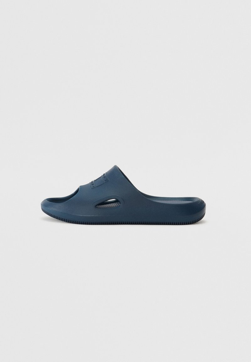 Infradito blu navy in gomma texturizzata, con punta aperta, fori laterali di ventilazione a taglio e suola piatta con grip scanalato.