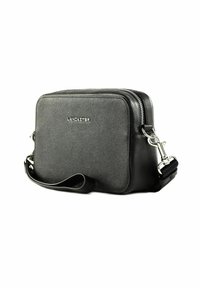 Sac en bandoulière noir texturé avec fermeture éclair, quincaillerie en argent et une sangle détachable. Dispose d'une forme rectangulaire et d'un logo en relief.