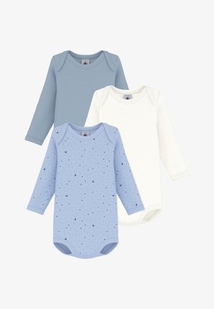 Tre baby-bodyer med lange ærmer i ensfarvet blå, ensfarvet hvid og lyseblå med stjerne- og månemønstre og kuvertudskæringer.