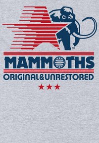 Grå stof har et grafisk design med en blå elefant, en rød og hvid stjerne, og fed tekst der siger "MAMMOTHS ORIGINAL & UNRESTORED" med tre røde stjerner.