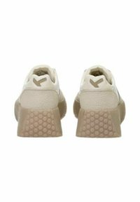 Sneakers beige con una suola in gomma testurizzata, tomaia in pelle e un accento a forma di V sul retro. Design low-top con una forma arrotondata.