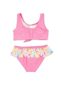 Maillot de bain rose en deux pièces comprenant un crop top uni et un bas avec un ourlet à volants orné de motifs floraux et de papillons.