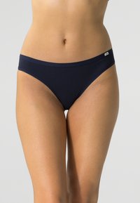 Granatowe majtki bikini wykonane z miękkiego materiału, o klasycznym kroju z gładką talią i minimalnymi detalami dla wygody.