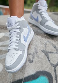 Jordan AIR JORDAN 1 MID - Sapatilhas de cano alto - white/aluminum/wolf grey
