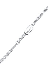 Silberarmband mit Kette und einem rechteckigen Anhänger, auf dem "Kuzoi" eingraviert ist. Es verfügt über einen Karabinerverschluss und ineinandergreifende Glieder mit glatter Oberfläche.