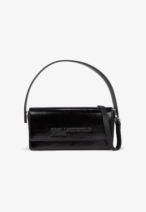 Bolso bandolera de charol negro con forma rectangular, logo en relieve y una correa delgada ajustable. Textura suave y acabado brillante.
