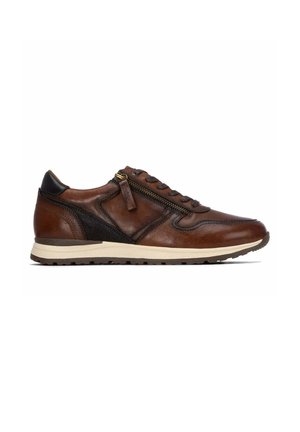 Zapatilla casual de cuero marrón con detalles en ante negro, suela beige, cordones delanteros y detalle de cremallera lateral sobre fondo blanco.